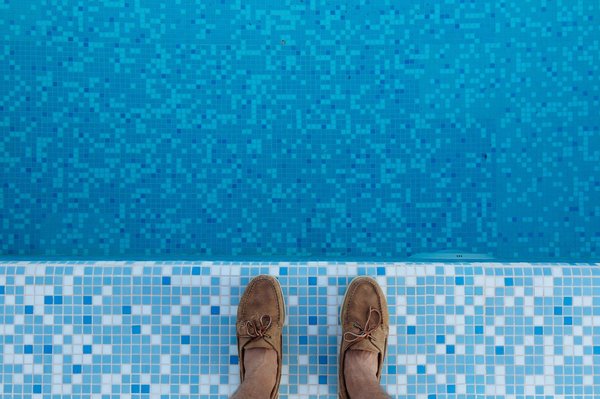 comment entretenir et nettoyer les parois de votre piscine