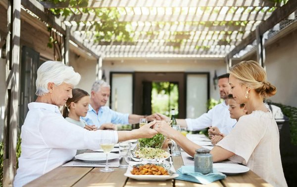 Tables à manger pour famille nombreuse : le must have pour les fêtes